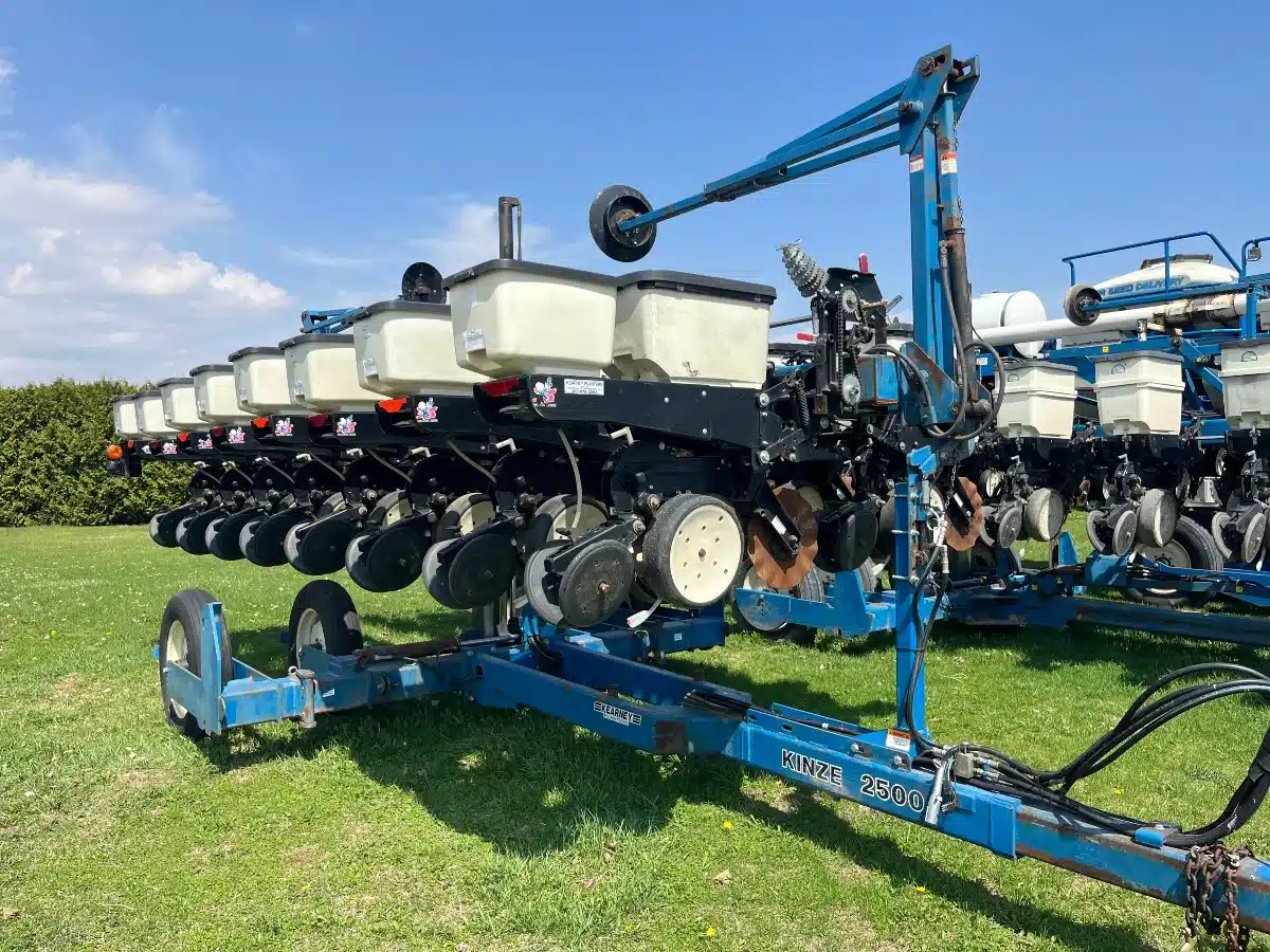 Gallery image 2 for Used Kinze 2500 Planter