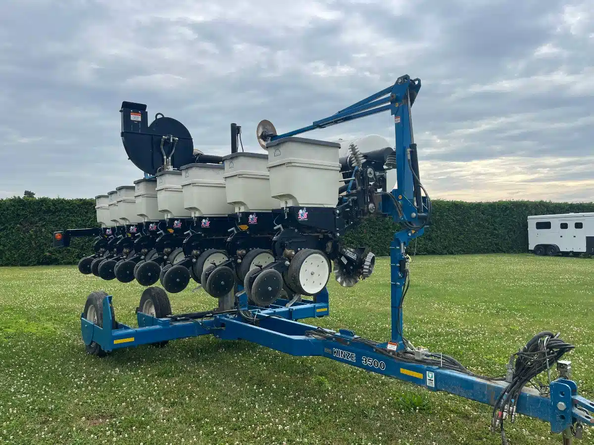 Gallery image 2 for Used 2007 Kinze 3500 Planter