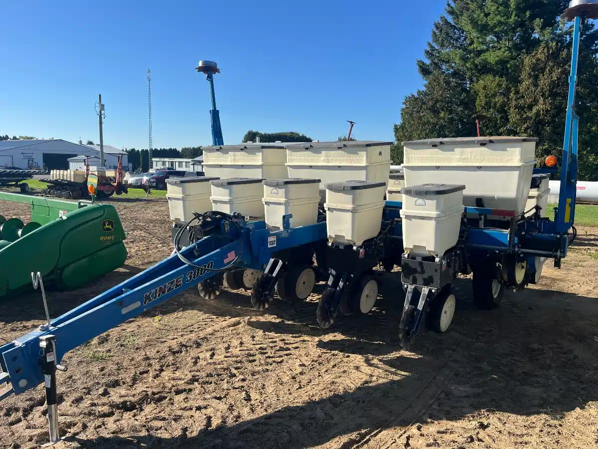 Gallery image 2 for Used Kinze 3000 Planter