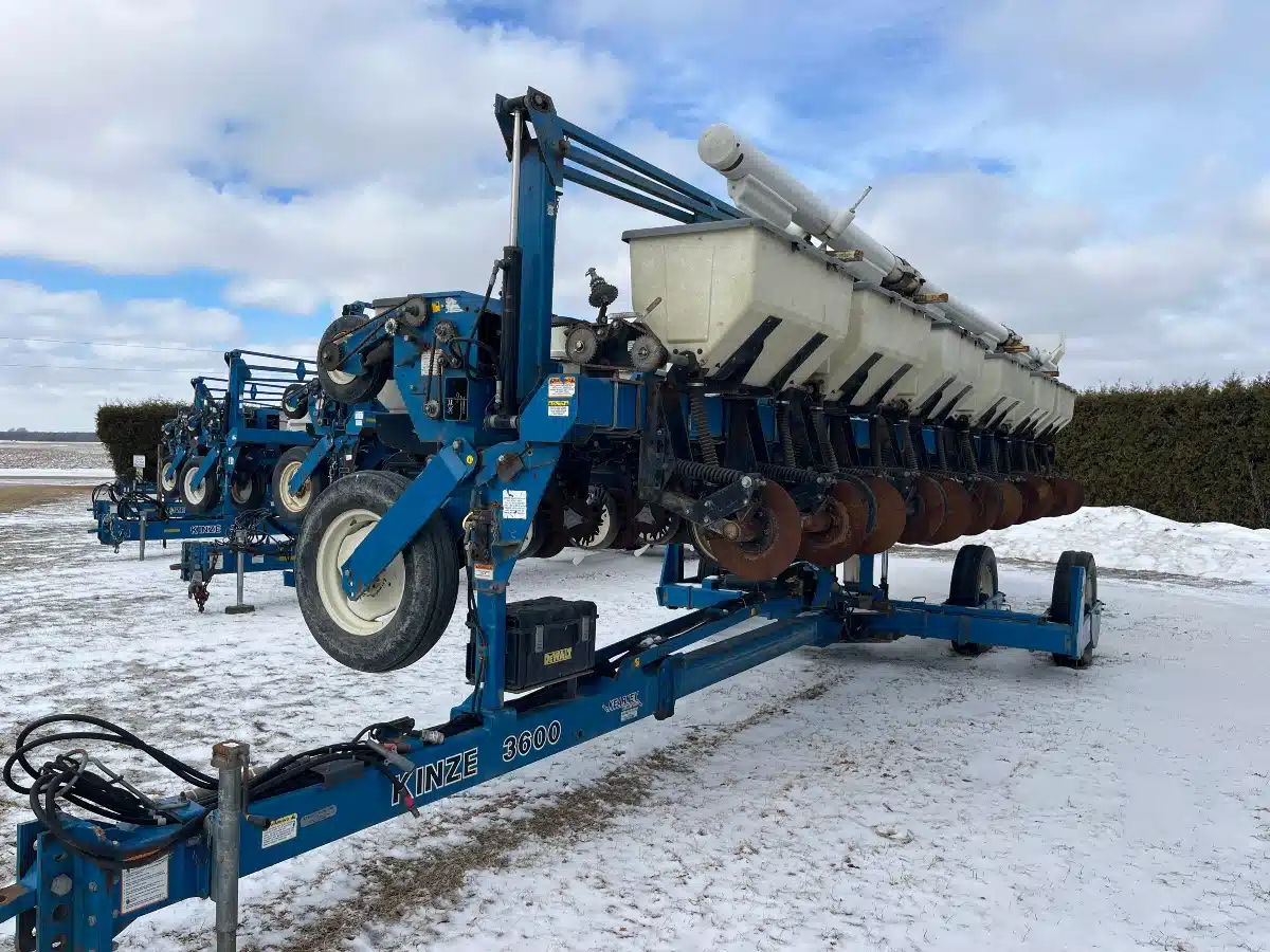 Gallery image 1 for 2000 Kinze 3600 Planter