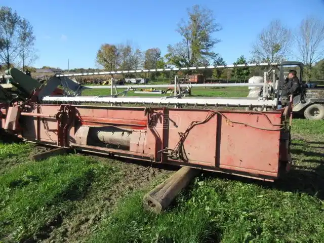 Gallery image 2 for Used Massey Ferguson 1859 Header - Auger