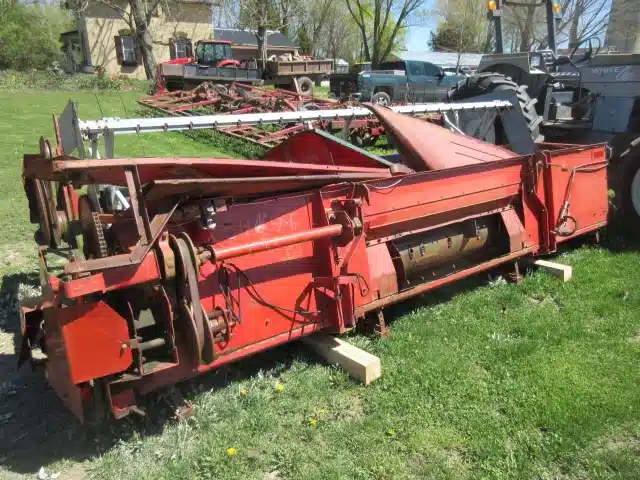 Gallery image 2 for Used Massey Ferguson 1859 Header - Auger