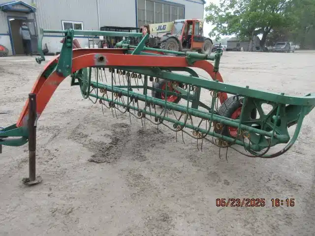 Gallery image 1 for Used New Idea 400 Rake