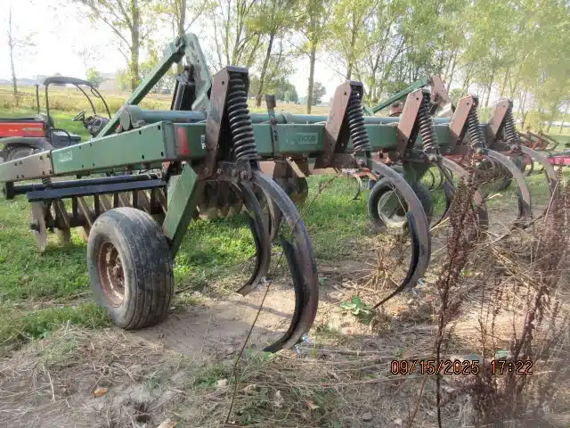 Gallery image 2 for Used Glencoe 7400 Chisel Plow