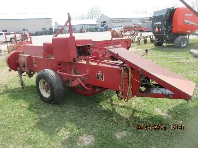 Gallery image 2 for Used International Harvester 435 Square Baler - Small