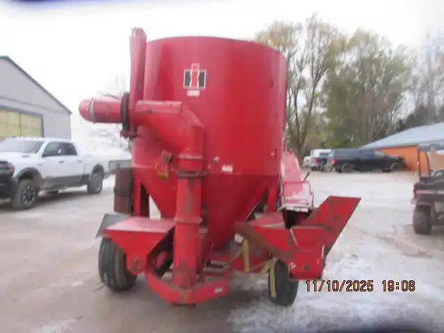 Gallery image 2 for International Harvester 1250 Mix Mill