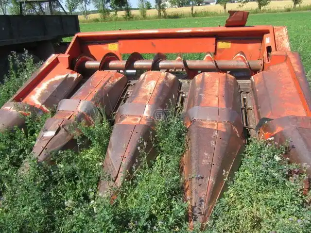 Gallery image 1 for Used Massey Ferguson 1143 Header - Row Crop