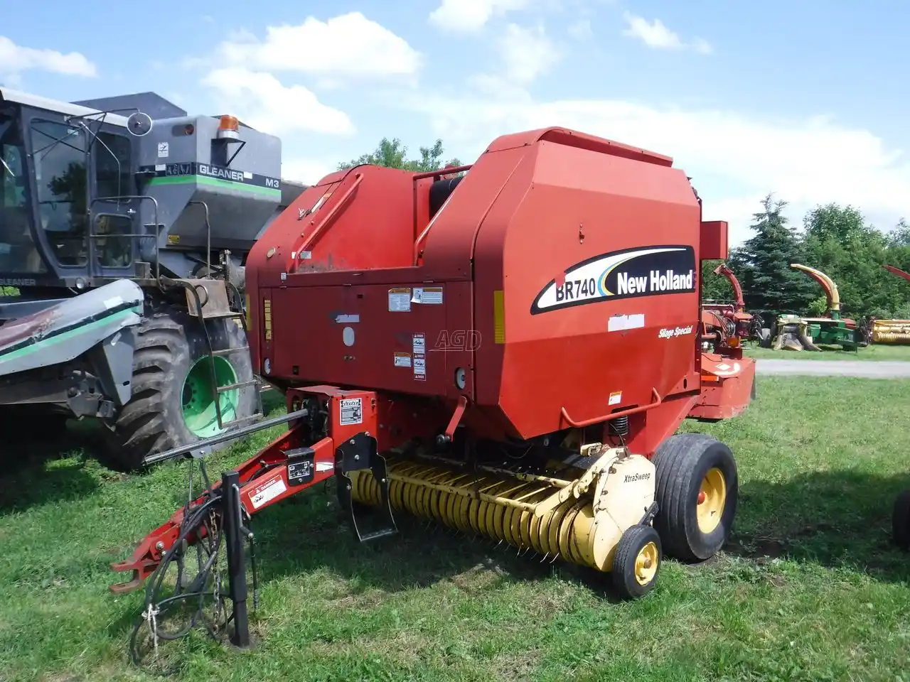 Gallery image 1 for Used New Holland BR740 Round Baler