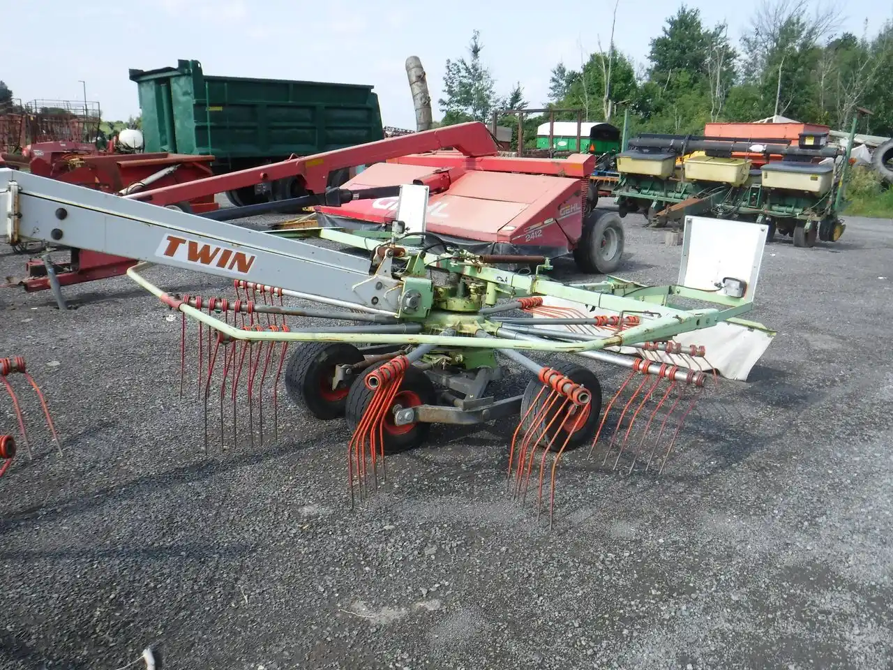 Gallery image 2 for Used CLAAS 650 TWIN Rake
