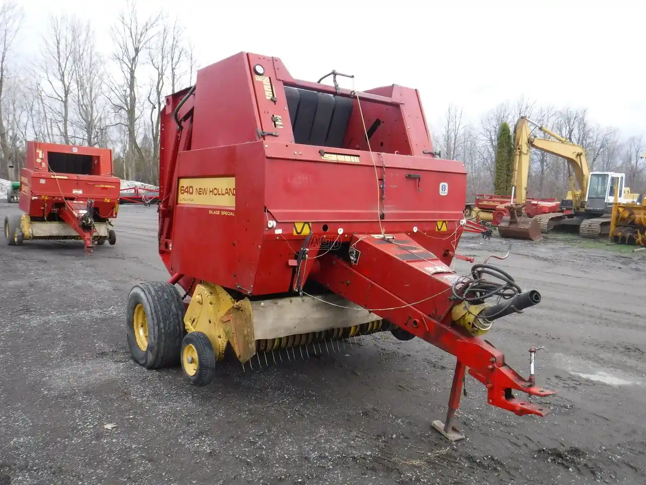 Gallery image 2 for New Holland 640 Round Baler