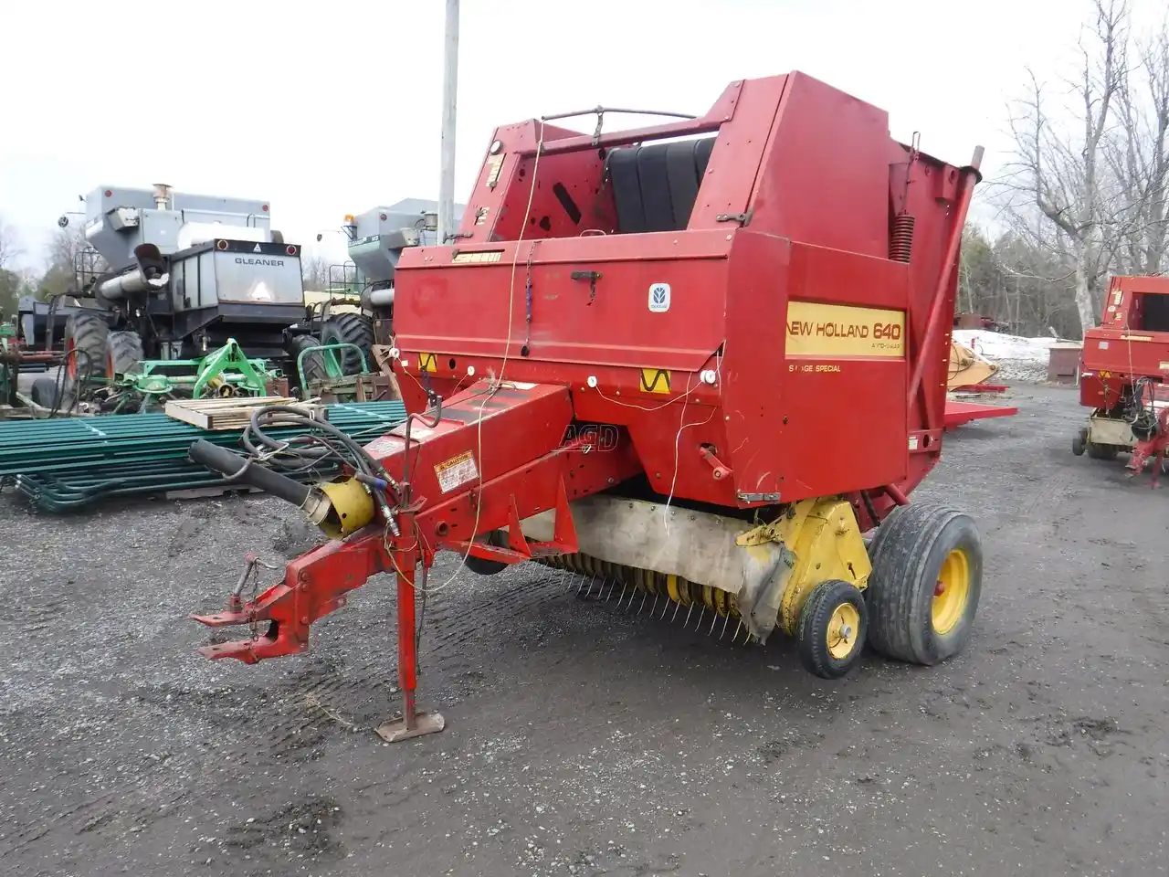Gallery image 1 for New Holland 640 Round Baler