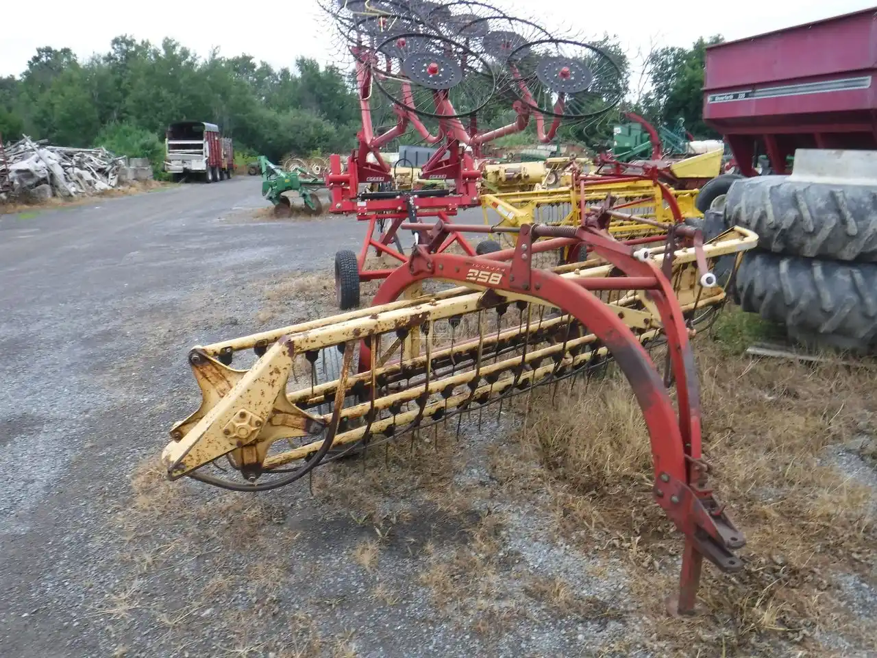Gallery image 1 for Used New Holland 258 Rake