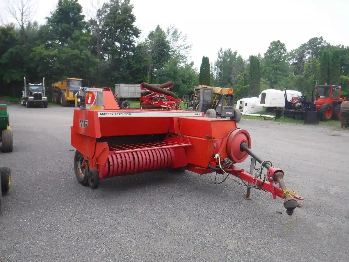 Gallery image 2 for Massey Ferguson 224 Square Baler - Small