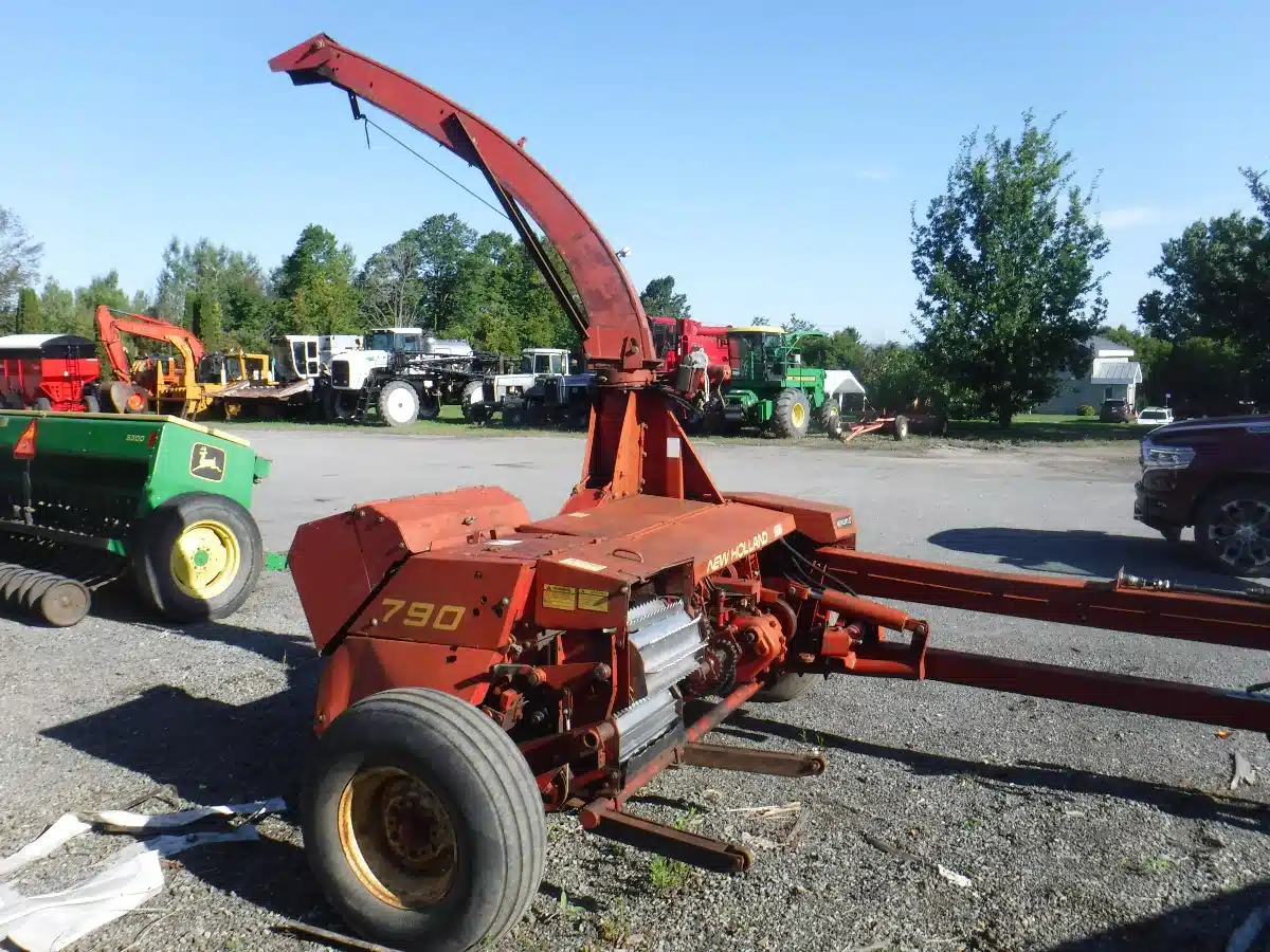 Gallery image 1 for New Holland 790 Forage Harvester