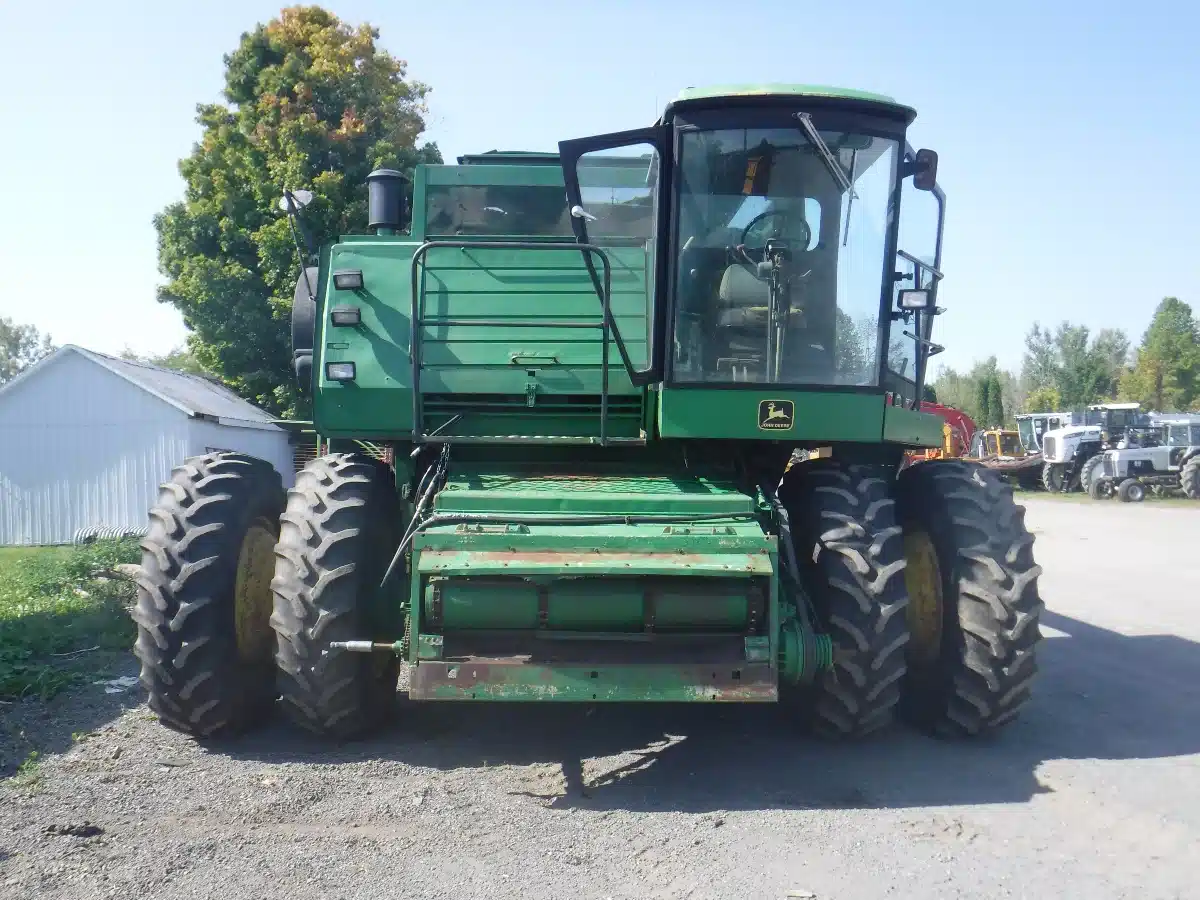 Gallery image 2 for Used John Deere 8820 TITAN II Combine
