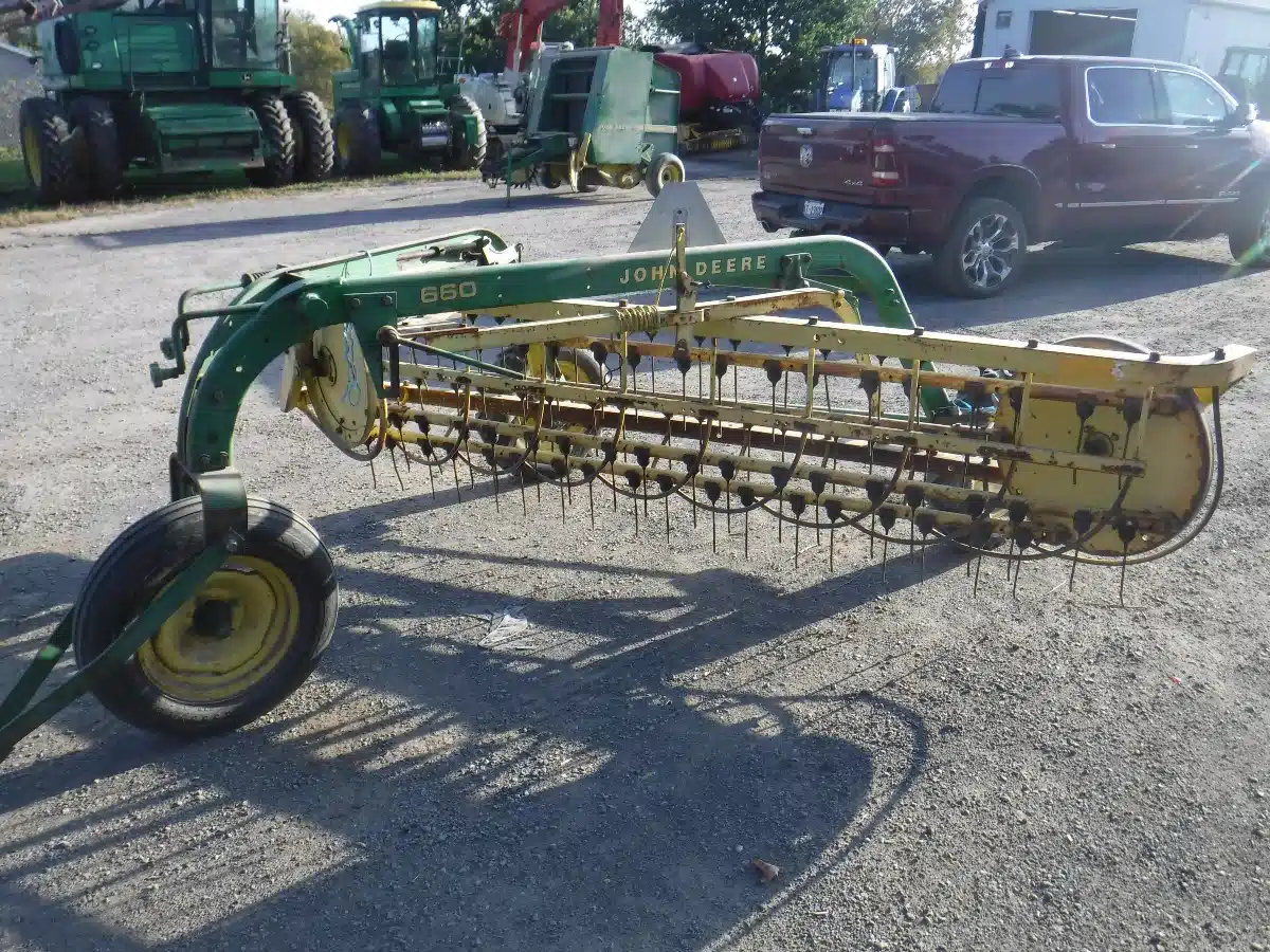 Gallery image 1 for Used John Deere 660 Rake