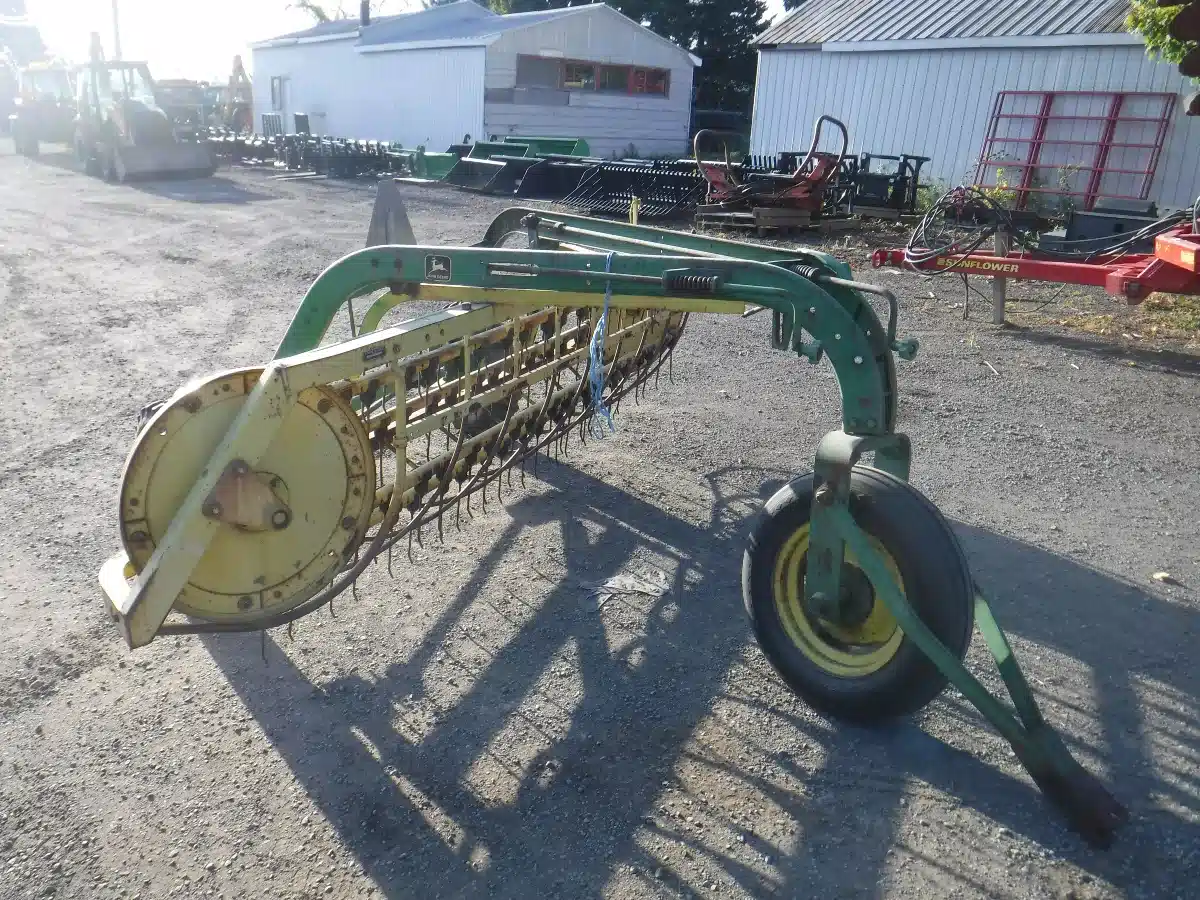 Gallery image 2 for Used John Deere 660 Rake