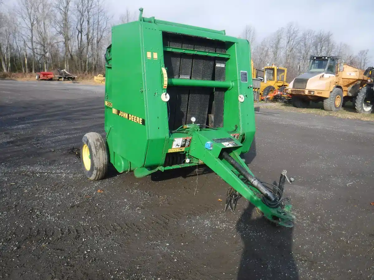 Gallery image 2 for Used John Deere 335 Round Baler