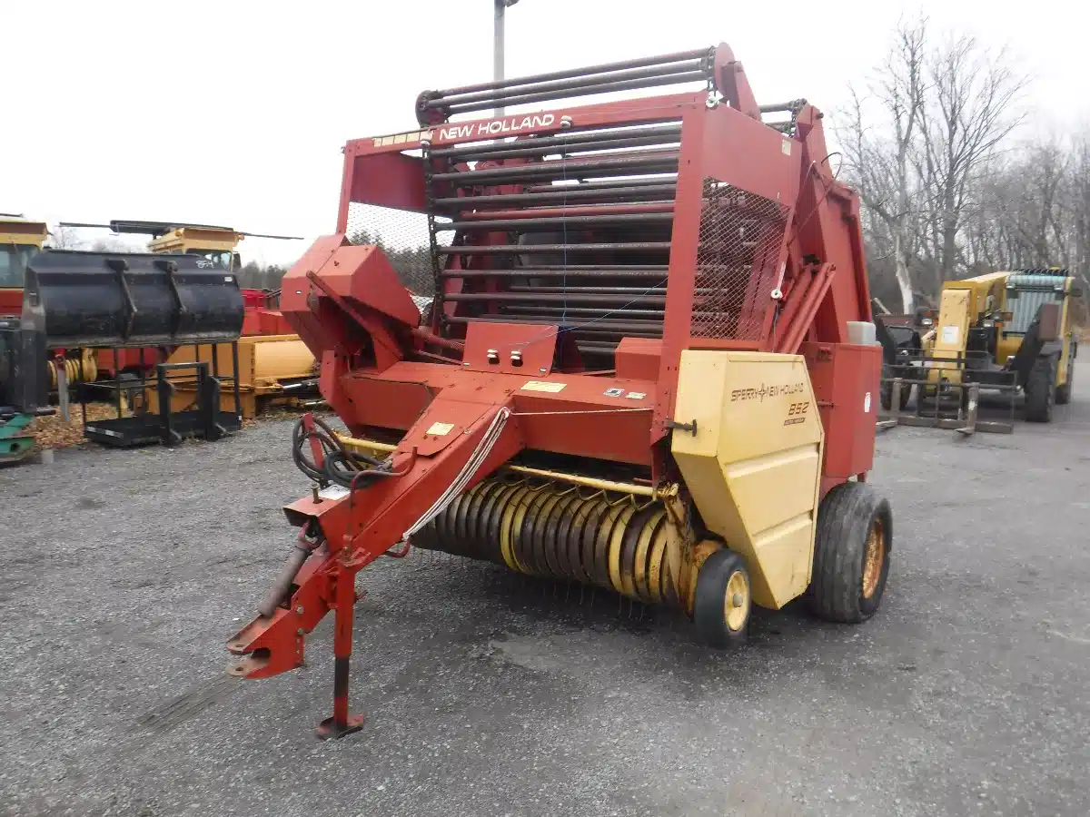 Gallery image 1 for New Holland 852 Round Baler