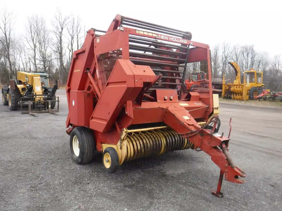 Gallery image 2 for New Holland 852 Round Baler