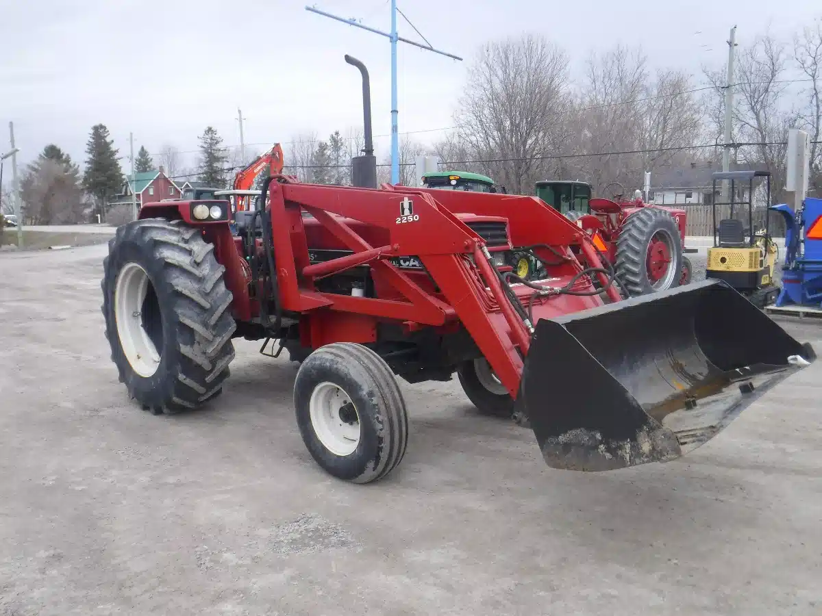 Gallery image 1 for Used Case IH 885 Tractor