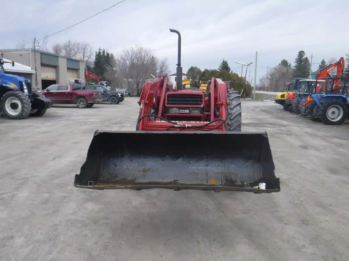 Gallery image 2 for Used Case IH 885 Tractor