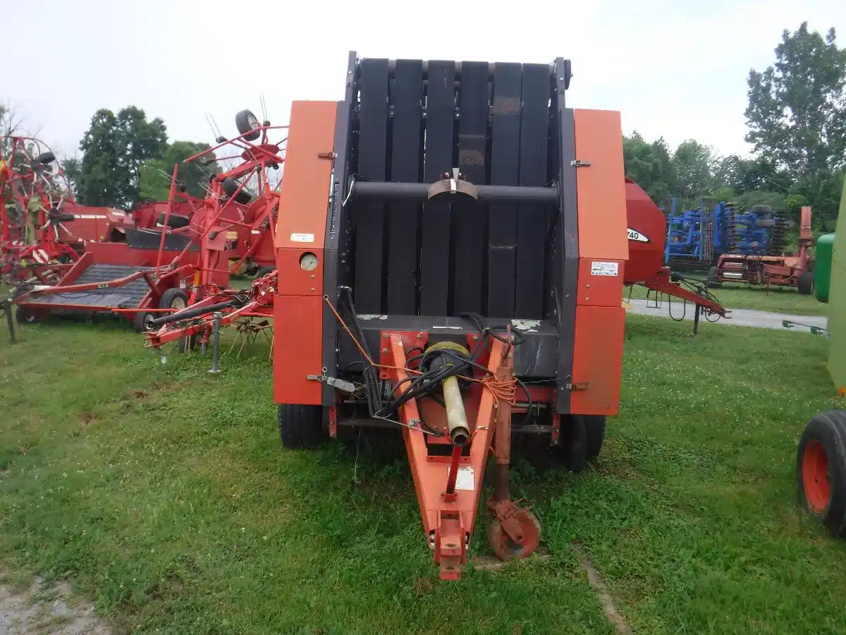 Gallery image 2 for Used Massey Ferguson 825 Round Baler