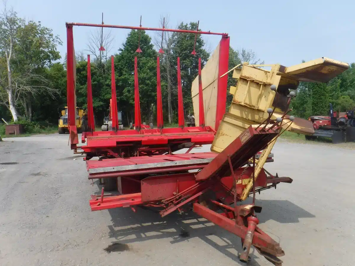 Gallery image 2 for Used New Holland automatic Bale Wagon