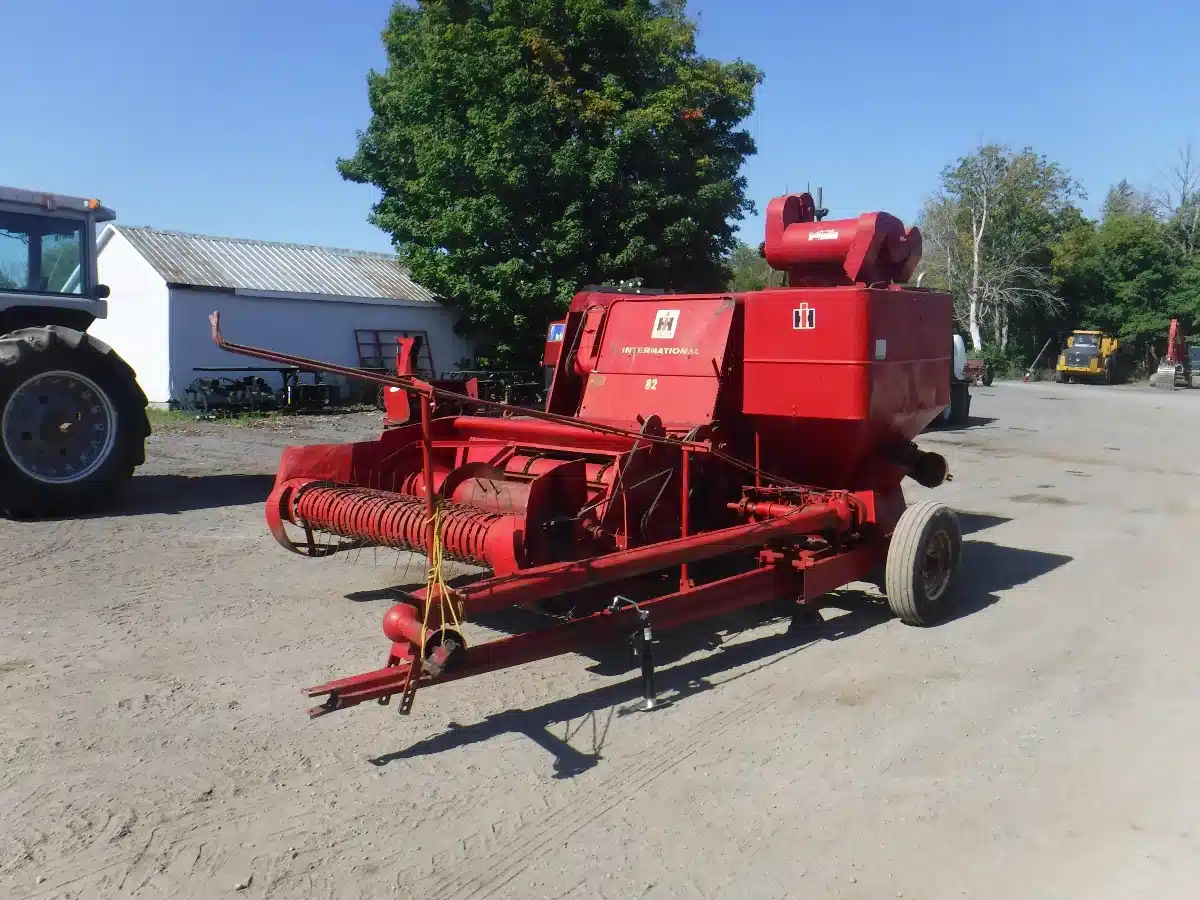Gallery image 2 for Used International Harvester 82 Combine-PT