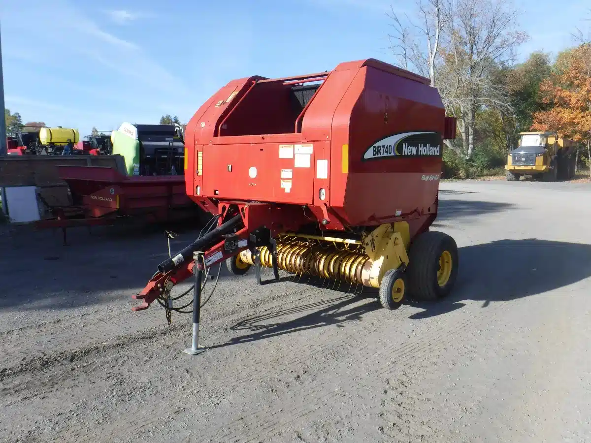 Gallery image 1 for Used New Holland BR740 Round Baler