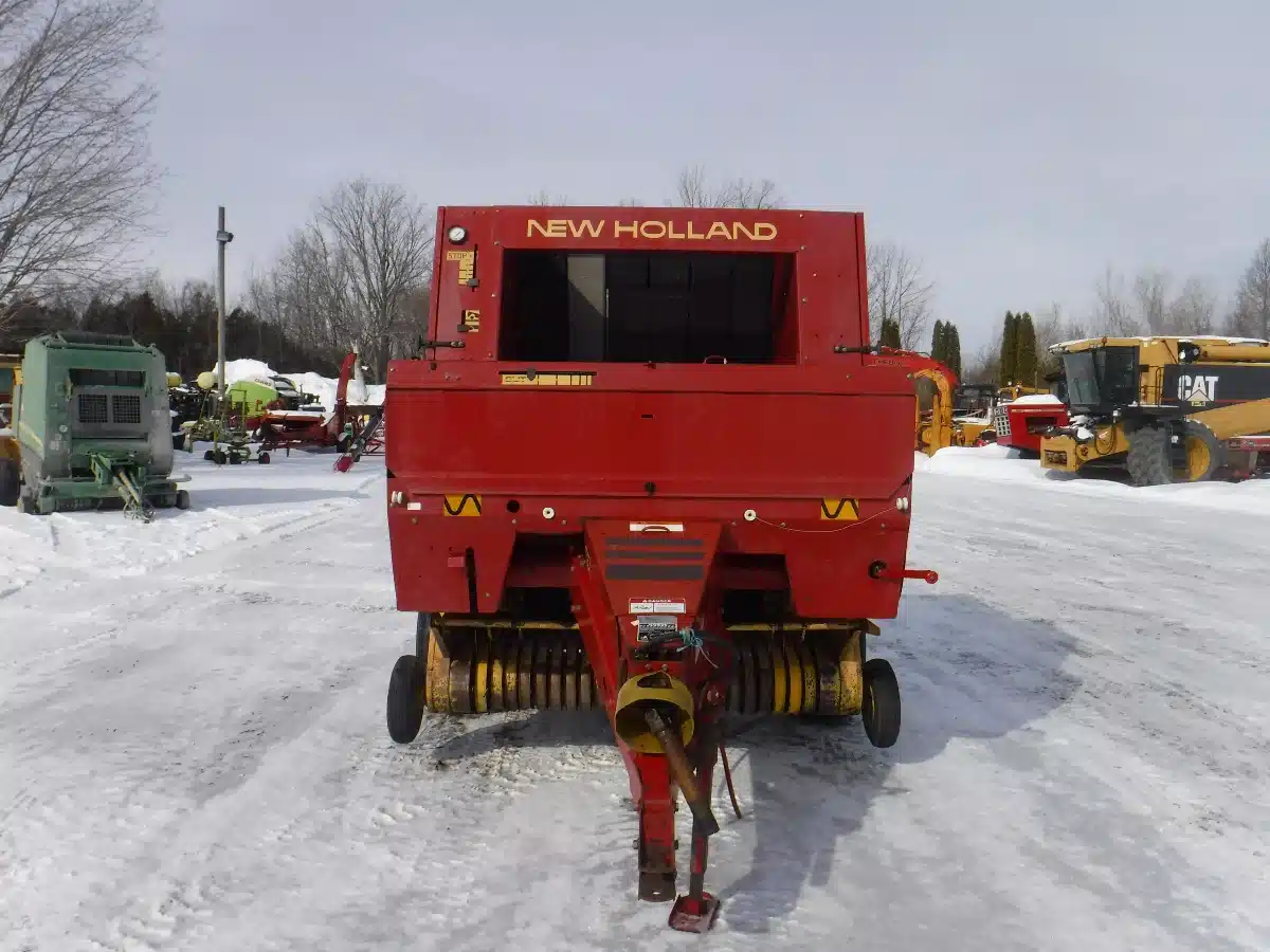 Gallery image 2 for New Holland 640 Round Baler
