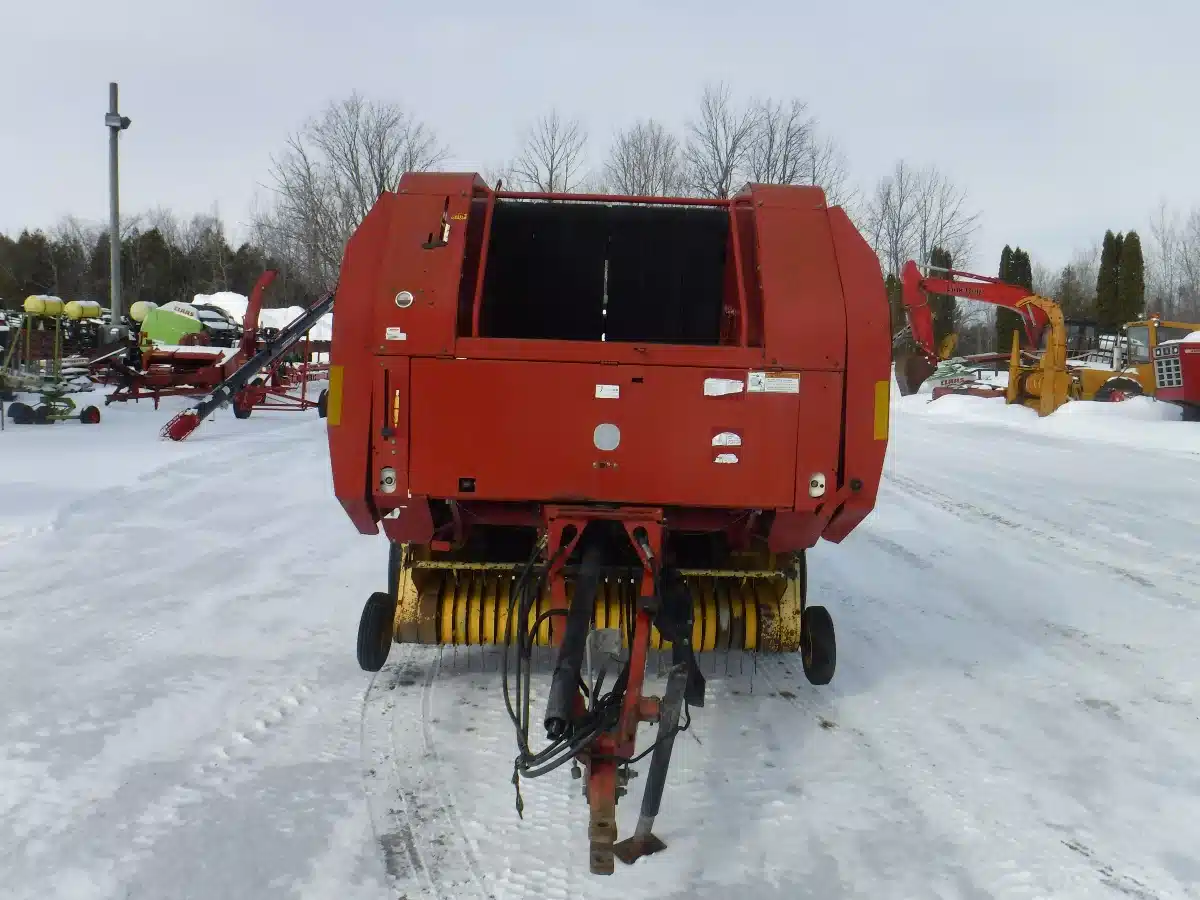 Gallery image 2 for New Holland BR740 Round Baler