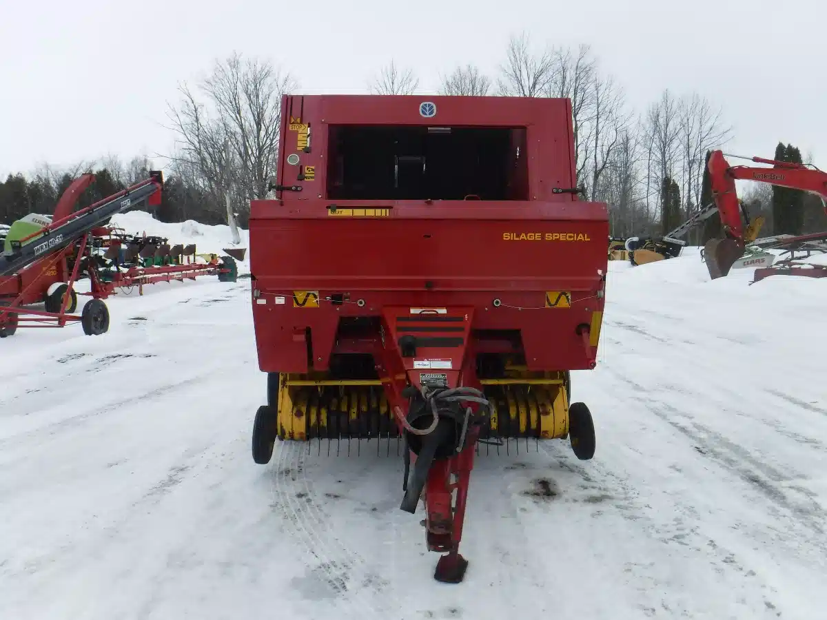 Gallery image 2 for New Holland 648 Round Baler