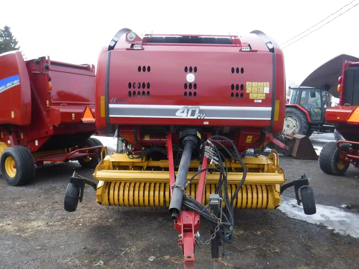 Gallery image 2 for New Holland ROLL-BELT 450 Round Baler