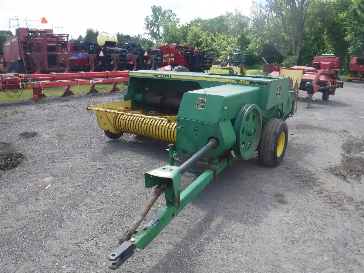 Photo de la Galerie 1 pour John Deere 328 presse à balle carrée - petite