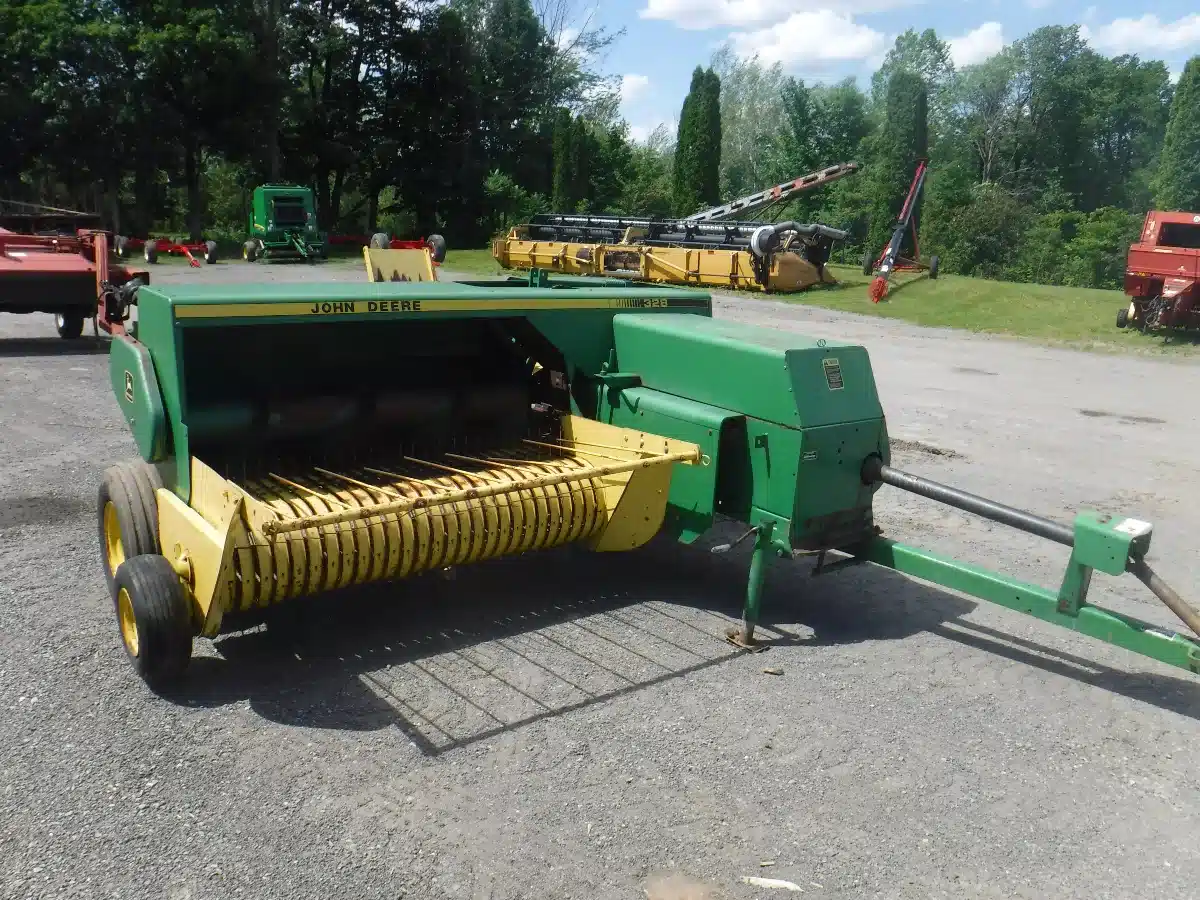 Photo de la Galerie 2 pour John Deere 328 presse à balle carrée - petite