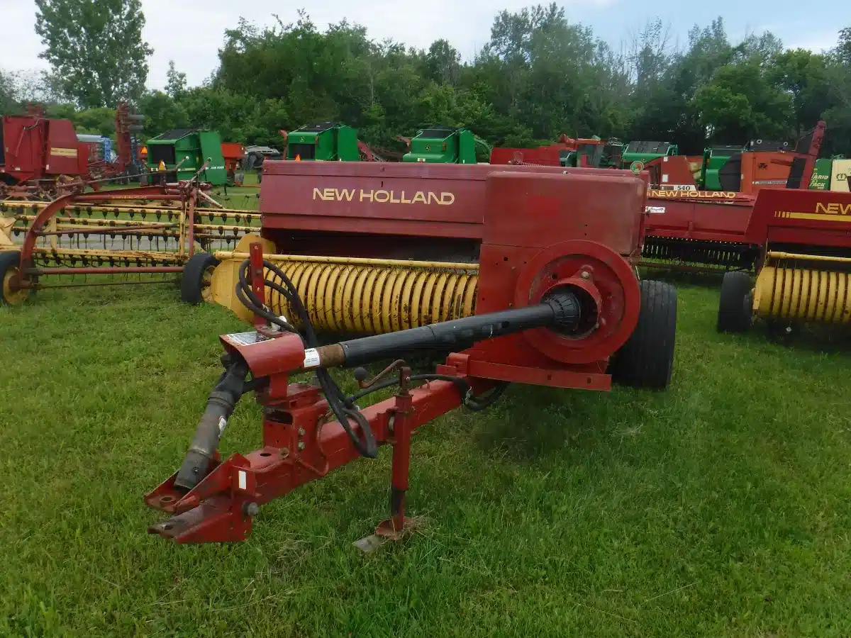 Photo de la Galerie 2 pour New Holland 575 presse à balle carrée - petite