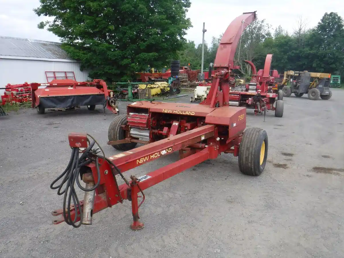 Photo de la Galerie 1 pour New Holland 790 Fourragère