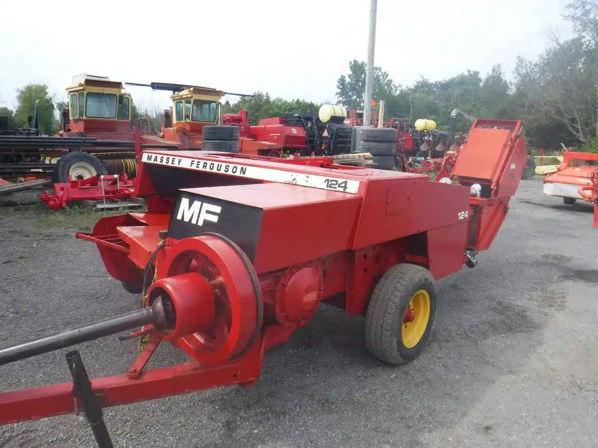 Photo de la Galerie 2 pour Massey Ferguson 124 presse à balle carrée - petite