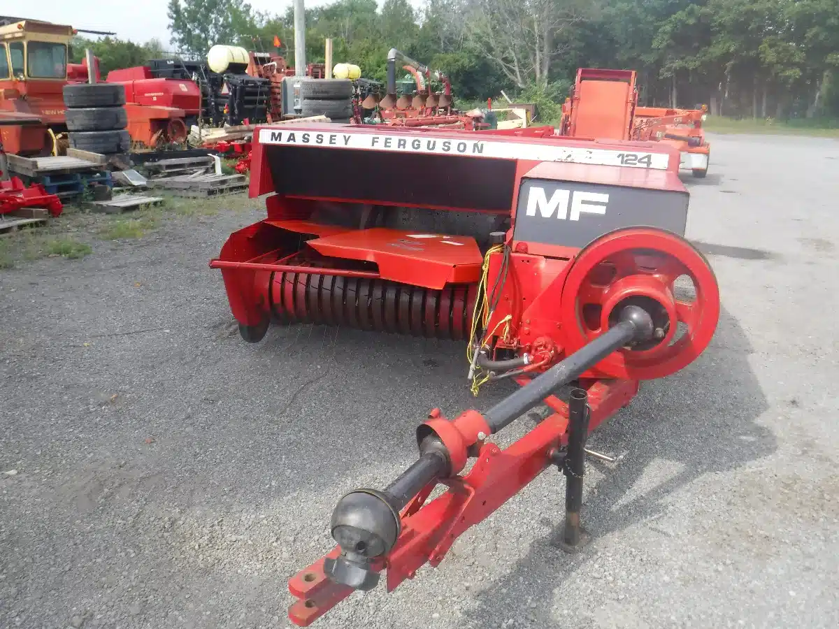 Photo de la Galerie 1 pour Massey Ferguson 124 presse à balle carrée - petite