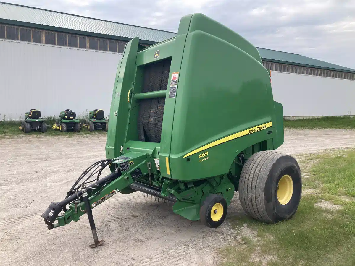 Gallery image 1 for Used 2013 John Deere 469 Premium Round Baler