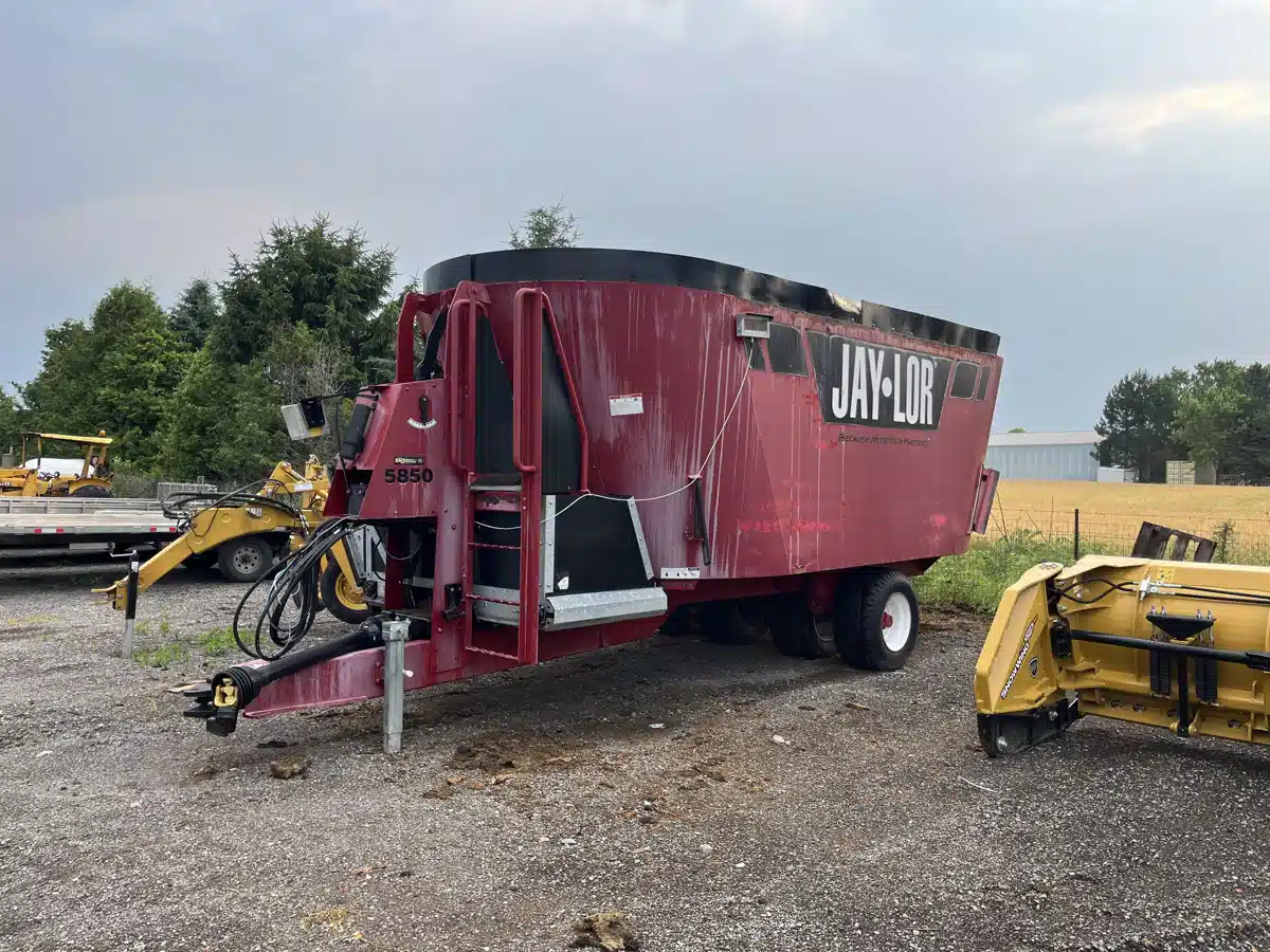 Gallery image 2 for Used 2016 Jaylor 5850 TMR Mixer