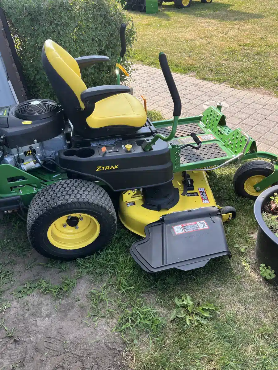 Gallery image 2 for Used 2022 John Deere Z375 Mower - Zero Turn