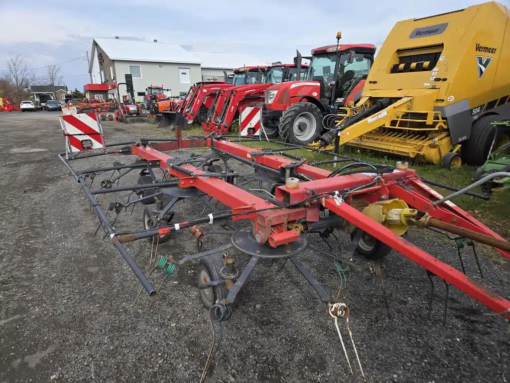 Gallery image 1 for Used 833T Tedder Rake
