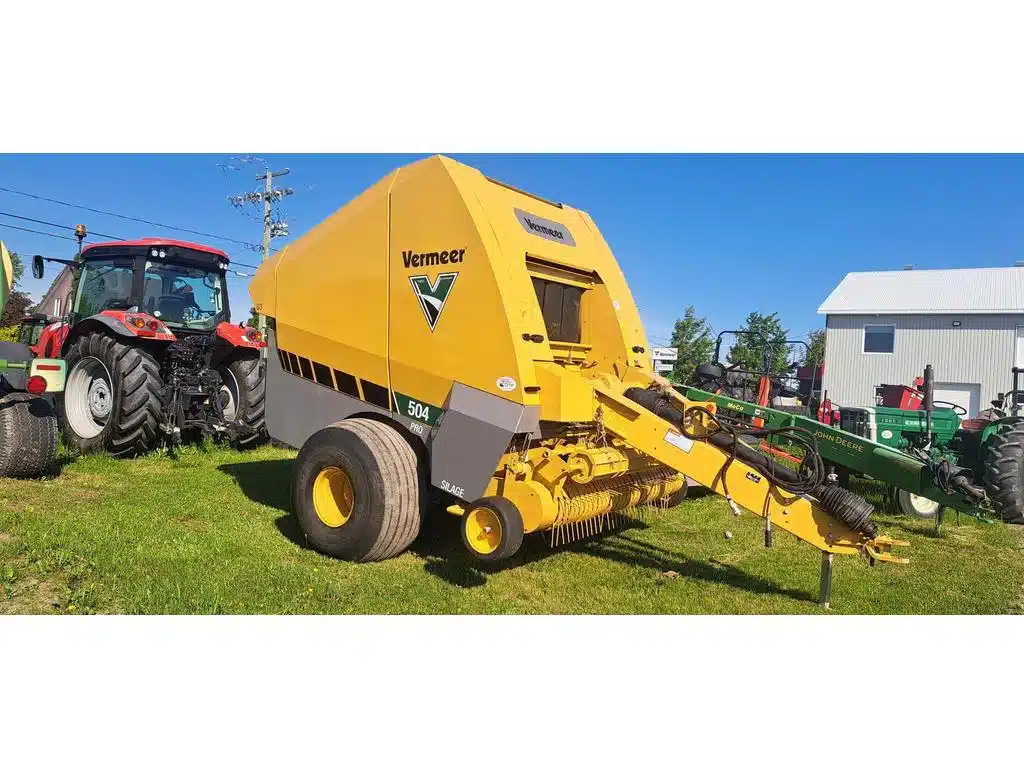 Gallery image 2 for 2022 Vermeer 504 PRO G3 Round Baler