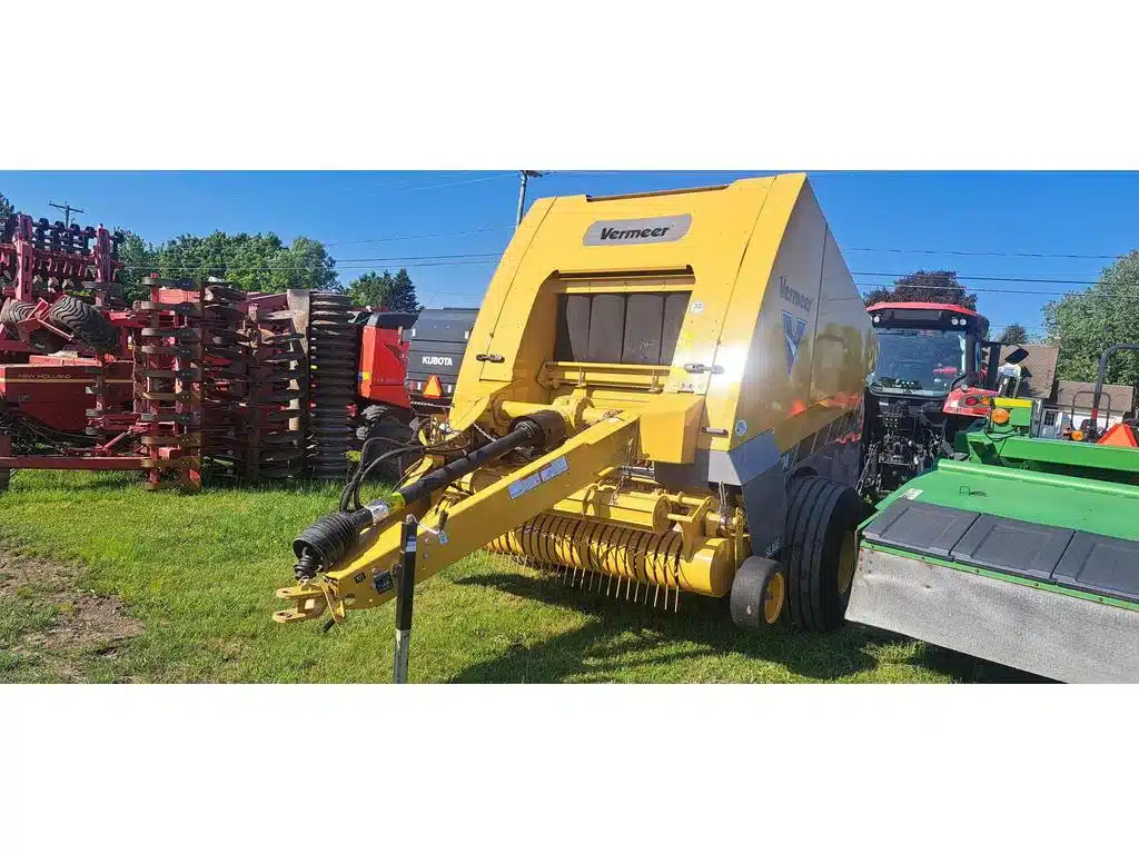 Gallery image 1 for 2022 Vermeer 504 PRO G3 Round Baler