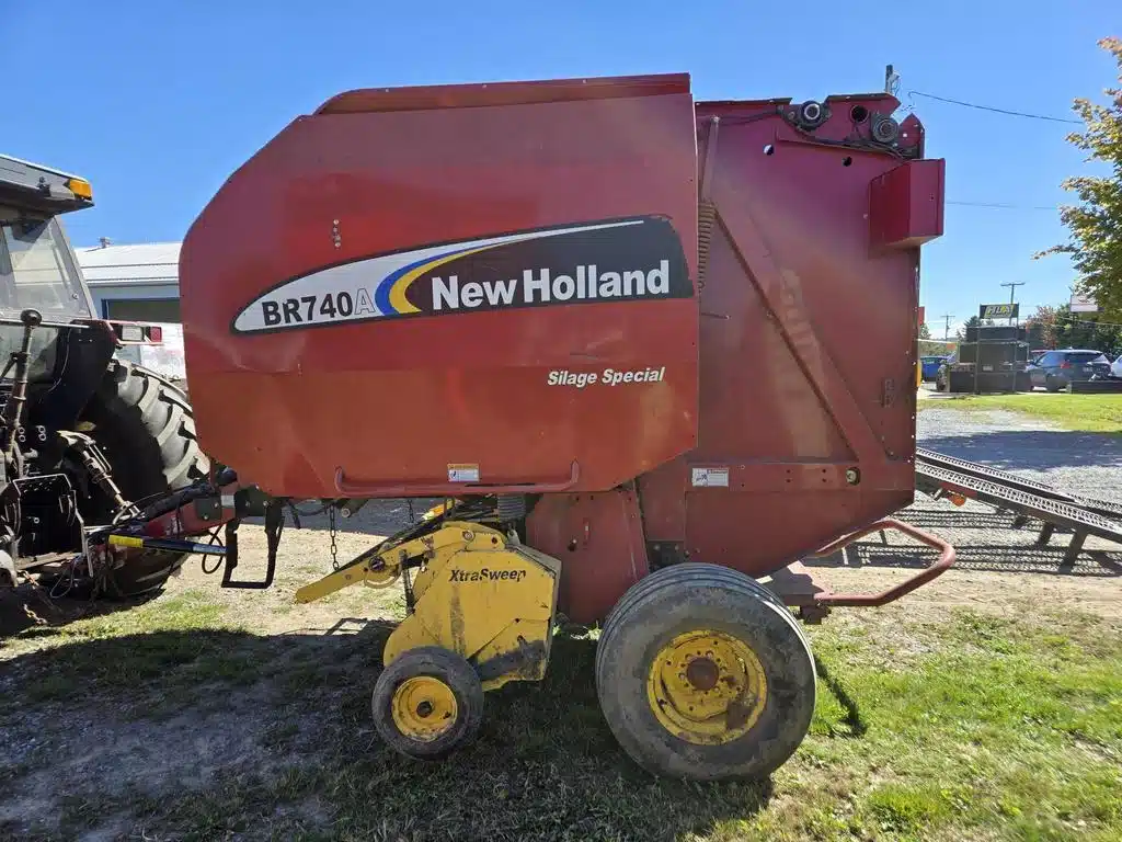 Gallery image 2 for New Holland BR740A Round Baler