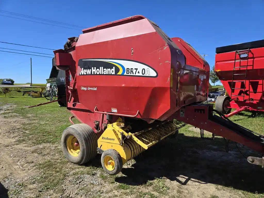 Gallery image 1 for New Holland BR740A Round Baler