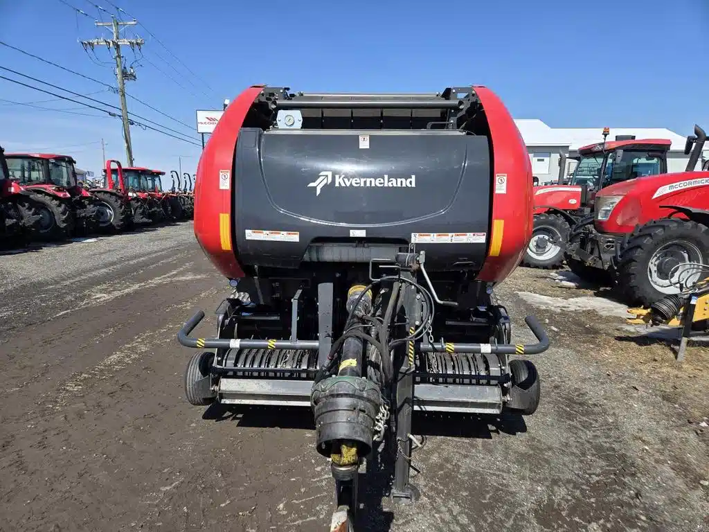 Gallery image 2 for 2015 Kverneland 6716 Round Baler