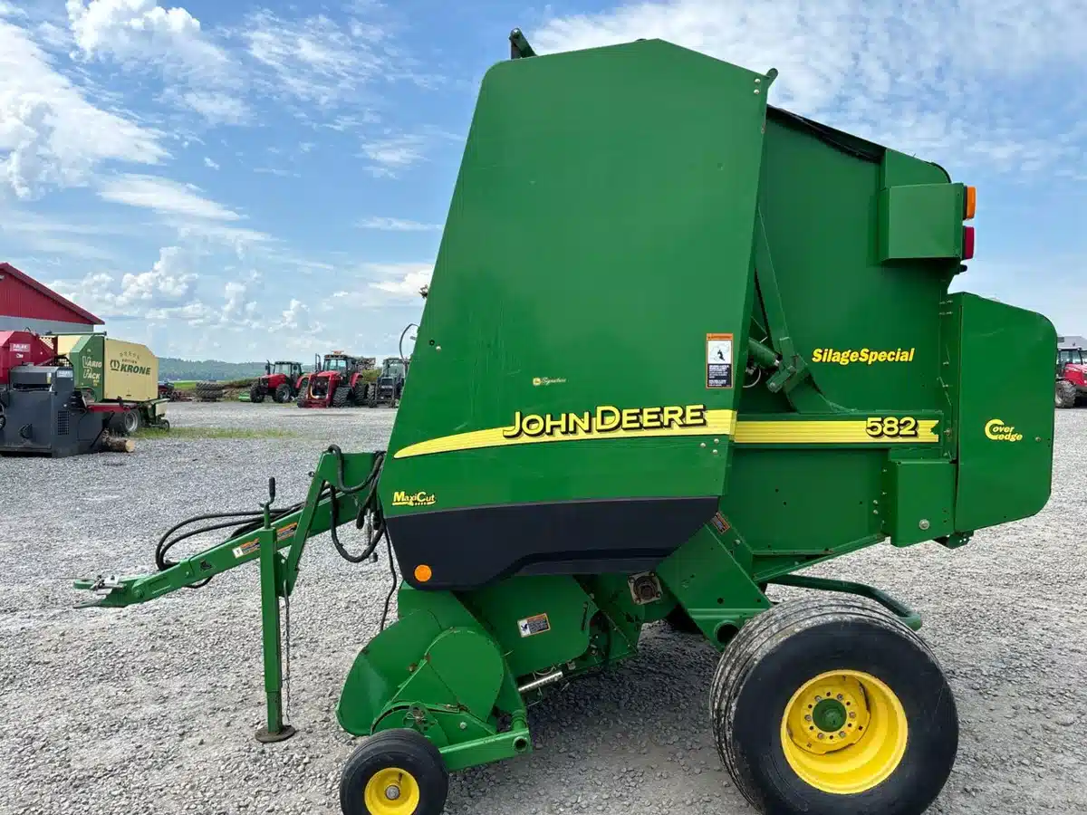 Gallery image 1 for Used 2006 John Deere 582 Round Baler